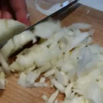 Pileća džigerica sa lukom i jajima | Priprema luka i belog luka | Postupak 1 | Slika 3/8