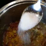 Pileća džigerica sa lukom i jajima | Dodavanje začina i jaja | Postupak 4 | Slika 2/8