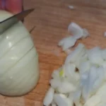 Pileća džigerica sa lukom i jajima | Priprema luka i belog luka | Postupak 1 | Slika 2/8