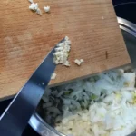 Pileća džigerica sa lukom i jajima | Priprema luka i belog luka | Postupak 1 | Slika 7/8