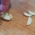 Pileća džigerica sa lukom i jajima | Priprema luka i belog luka | Postupak 1 | Slika 4/8