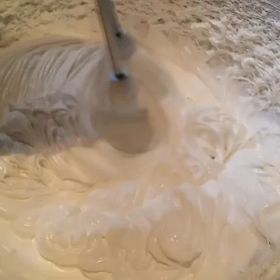 Torta čoko-moko sa malinama | Priprema šlaga | Postupak 2 | Slika 3/3