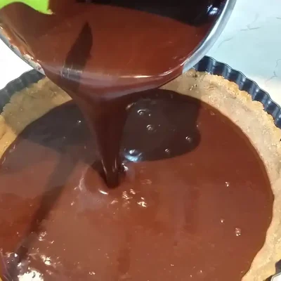 Čokoladni tart | Punjenje kore sa ganašeom | Postupak 6 | Slika 2/3