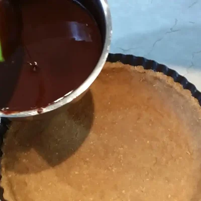 Čokoladni tart | Punjenje kore sa ganašeom | Postupak 6 | Slika 1/3