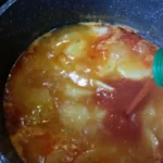 Dinstani krompir u paradajz sosu | Dodavanje začina i završni deo krompira | Postupak 3 | Slika 3/4