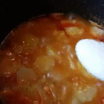 Dinstani krompir u paradajz sosu | Dodavanje začina i završni deo krompira | Postupak 3 | Slika 2/4