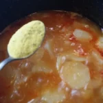 Dinstani krompir u paradajz sosu | Dodavanje začina i završni deo krompira | Postupak 3 | Slika 1/4