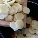 Dinstani krompir u paradajz sosu | Priprema krompira | Postupak 2 | Slika 3/6