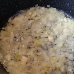 Dinstani krompir u paradajz sosu | Priprema luka | Postupak 1 | Slika 6/6