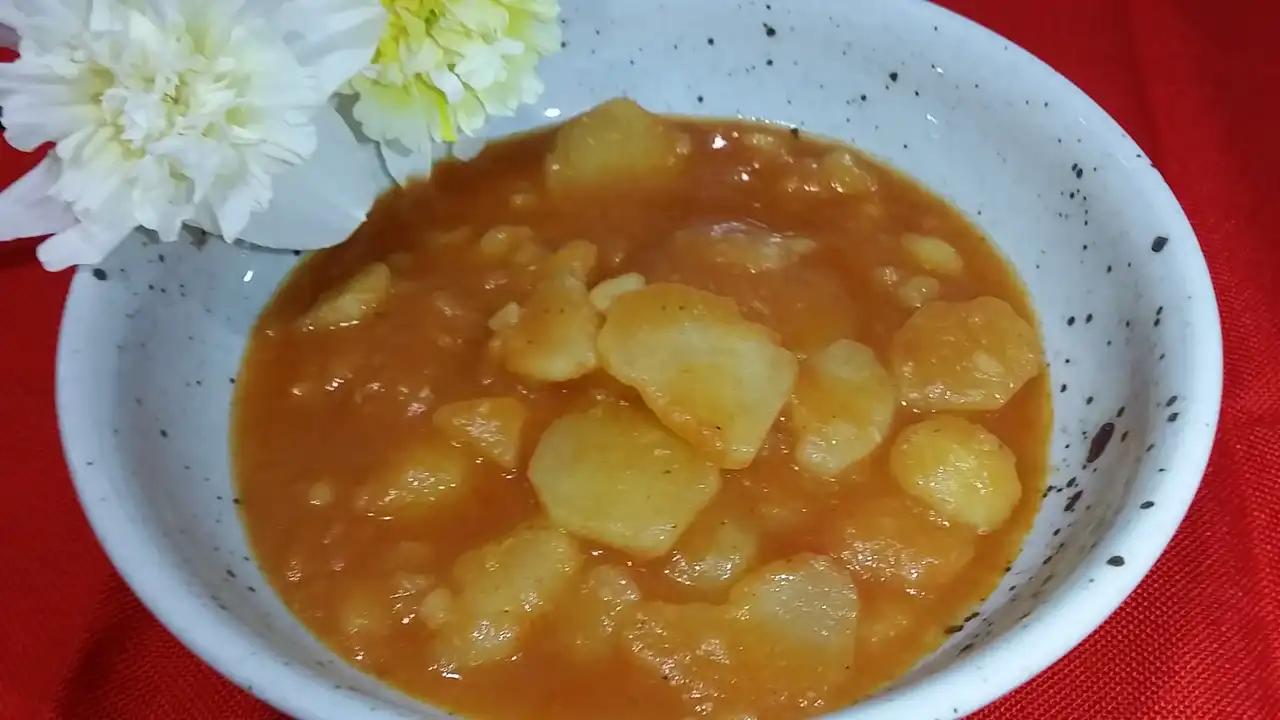 Dinstani krompir u paradajz sosu