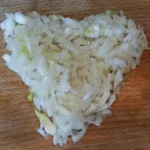 Dinstani krompir u paradajz sosu | Priprema luka | Postupak 1 | Slika 4/6