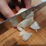 Dinstani krompir u paradajz sosu | Priprema luka | Postupak 1 | Slika 3/6