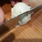 Dinstani krompir u paradajz sosu | Priprema luka | Postupak 1 | Slika 2/6