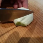 Dinstani krompir u paradajz sosu | Priprema luka | Postupak 1 | Slika 1/6