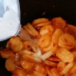 Dinstani krompir u paradajz sosu | Priprema krompira | Postupak 2 | Slika 6/6