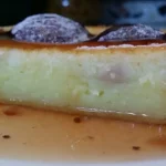 Kolač sa šljivama i pudingom | Dekoracija i serviranje kolača | Postupak 5 | Slika 4/5