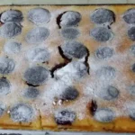 Kolač sa šljivama i pudingom | Dekoracija i serviranje kolača | Postupak 5 | Slika 1/5