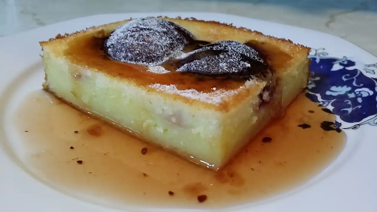 Kolač sa šljivama i pudingom