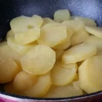 Pečeni krompir sa dinstanim lukom | Završni deo krompira kao prilog | Postupak 3 | Slika 1/4