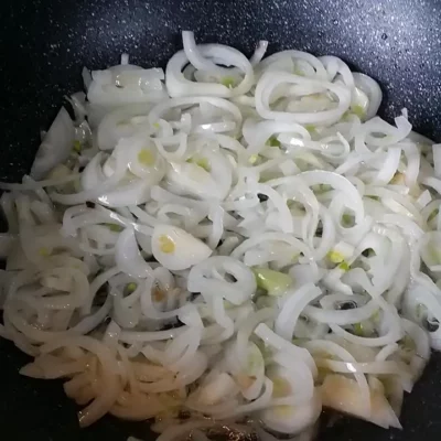 Pečeni krompir sa dinstanim lukom | Priprema luka | Postupak 2 | Slika 3/3