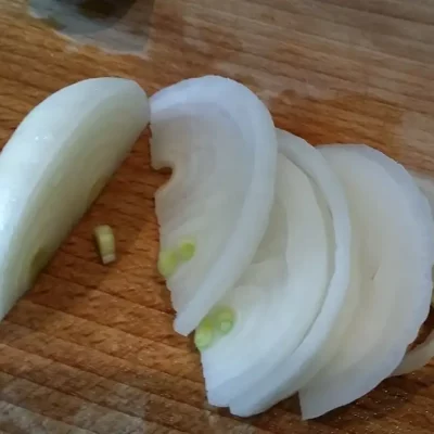 Pečeni krompir sa dinstanim lukom | Priprema luka | Postupak 2 | Slika 1/3