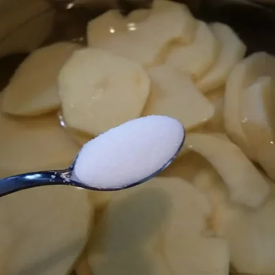 Pečeni krompir sa dinstanim lukom | Priprema krompira | Postupak 1 | Slika 3/3