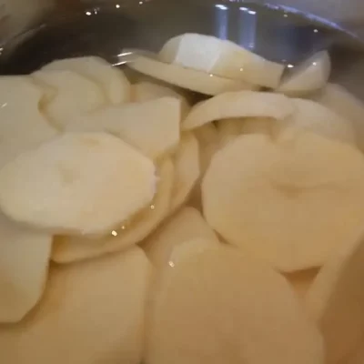 Pečeni krompir sa dinstanim lukom | Priprema krompira | Postupak 1 | Slika 2/3