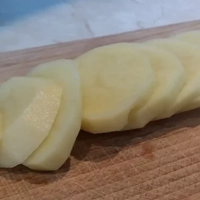 Pečeni krompir sa dinstanim lukom | Priprema krompira | Postupak 1 | Slika 1/3