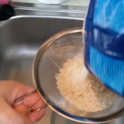 Pirinač Rižoto prilog | Potapanje pirinča u vodu | Postupak 3 | Slika 1/3