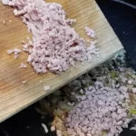 Zapečene makarone iz rerne na banatski način | Priprema luka.slanine i šunke | Postupak 1 | Slika 3/4