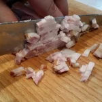 Zapečene makarone iz rerne na banatski način | Priprema luka.slanine i šunke | Postupak 1 | Slika 2/4