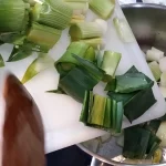 Krem čorba od praziluka | Dinstanje povrća | Postupak 3 | Slika 3/4