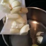 Krem čorba od praziluka | Dinstanje povrća | Postupak 3 | Slika 2/4