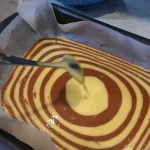 Mramorni kolač sa višnjama | Ređanje kolača | Postupak 4 | Slika 4/6