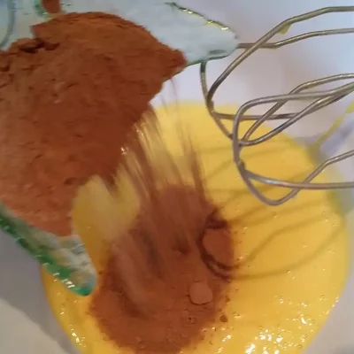 Mramorni kolač sa višnjama | Podela smese | Postupak 3 | Slika 3/3