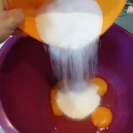 Mramorni kolač sa višnjama | Priprema jaja za patišpan | Postupak 1 | Slika 2/6