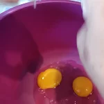 Mramorni kolač sa višnjama | Priprema jaja za patišpan | Postupak 1 | Slika 1/6