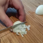 Paradajz supa sa rezancima | Priprema luka | Postupak 1 | Slika 1/4