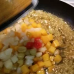 Pirinač Kazimir sa voćem | Dodavanje karija i voća | Postupak 2 | Slika 2/4