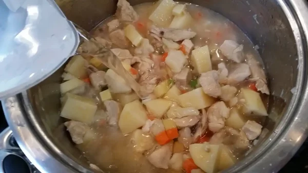 Bela čorba sa piletinom i povrćem 17 | Istaknuta slika 3/5 | Razno, povrće, i, pileće, meso, u, jednoj, šerpi