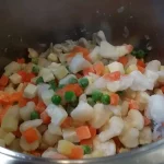 Bela čorba sa piletinom i povrćem | Dodavanje i kuvanje ostalih sastojaka | Postupak 3 | Slika 2/6