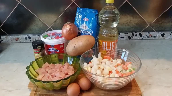 Bela čorba sa piletinom i povrćem 3 | Istaknuta slika 4/5 | Razno, povrće, i, pileće, meso, u, jednoj, šerpi