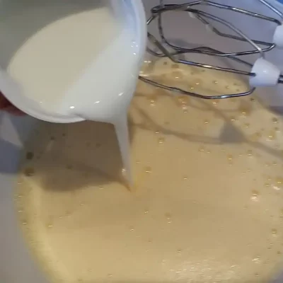 Carska pita | Dodavanje tečnih sastojaka | Postupak 3 | Slika 1/3