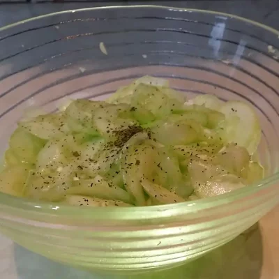 Krastavac salata sa belim lukom | Serviranje salate | Postupak 4 | Slika 2/2