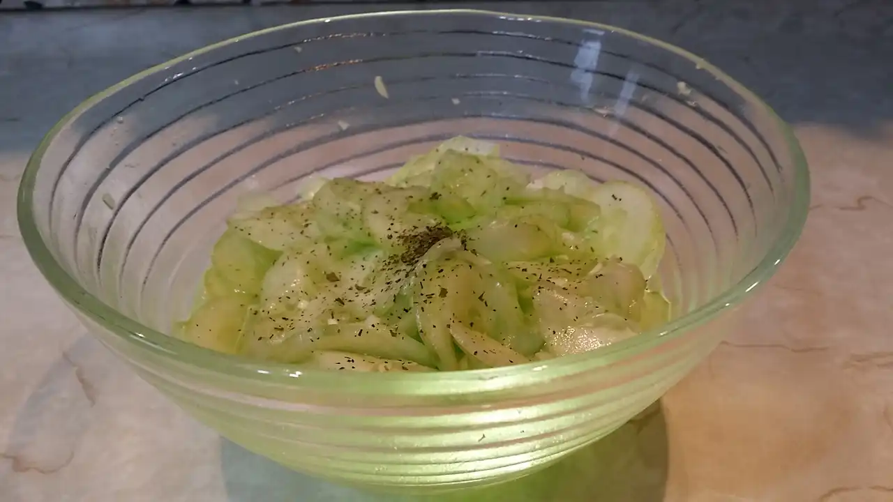 Krastavac salata sa belim lukom