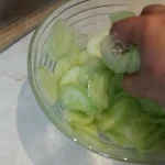 Krastavac salata sa belim lukom | Dodavanje ostalih sastojaka | Postupak 3 | Slika 2/8