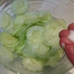 Krastavac salata sa belim lukom | Dodavanje ostalih sastojaka | Postupak 3 | Slika 1/8