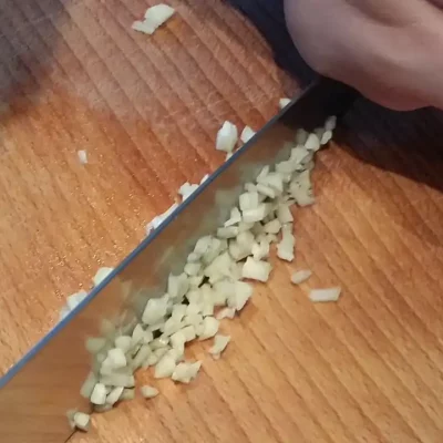 Krastavac salata sa belim lukom | Priprema belog luka | Postupak 2 | Slika 3/3