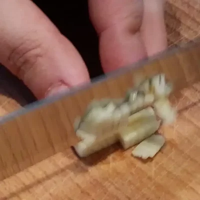 Krastavac salata sa belim lukom | Priprema belog luka | Postupak 2 | Slika 2/3