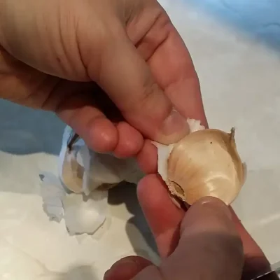 Krastavac salata sa belim lukom | Priprema belog luka | Postupak 2 | Slika 1/3